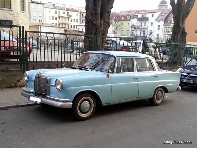 mercedes-heckflosse-babyblau (1)