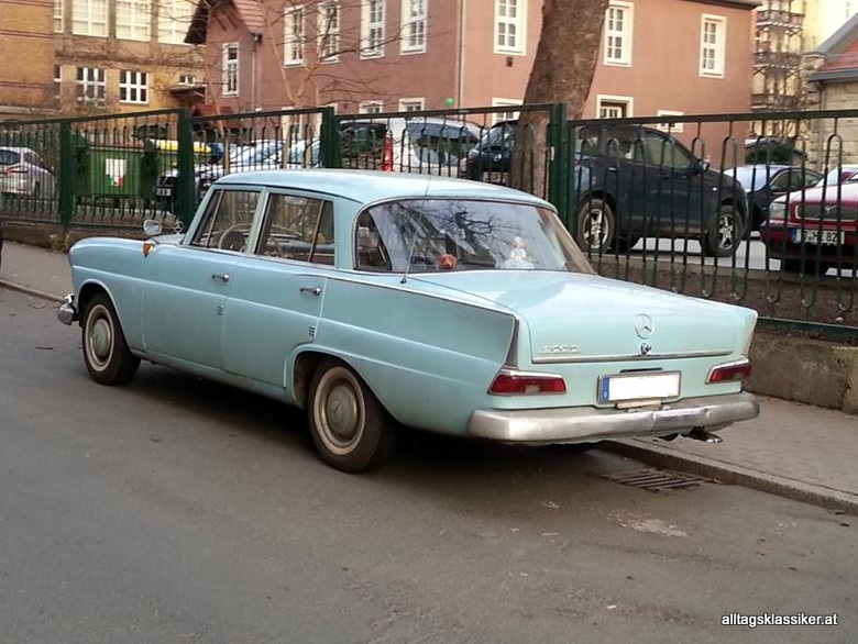 mercedes-heckflosse-babyblau (2)