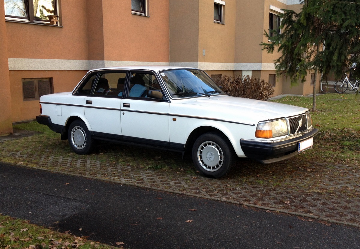 volvo-240-weiss